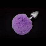 Маленькая серебристая пробка с пушистым фиолетовым хвостиком