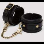 Черные оковы на ноги Bound to You Faux Leather Ankle Cuffs